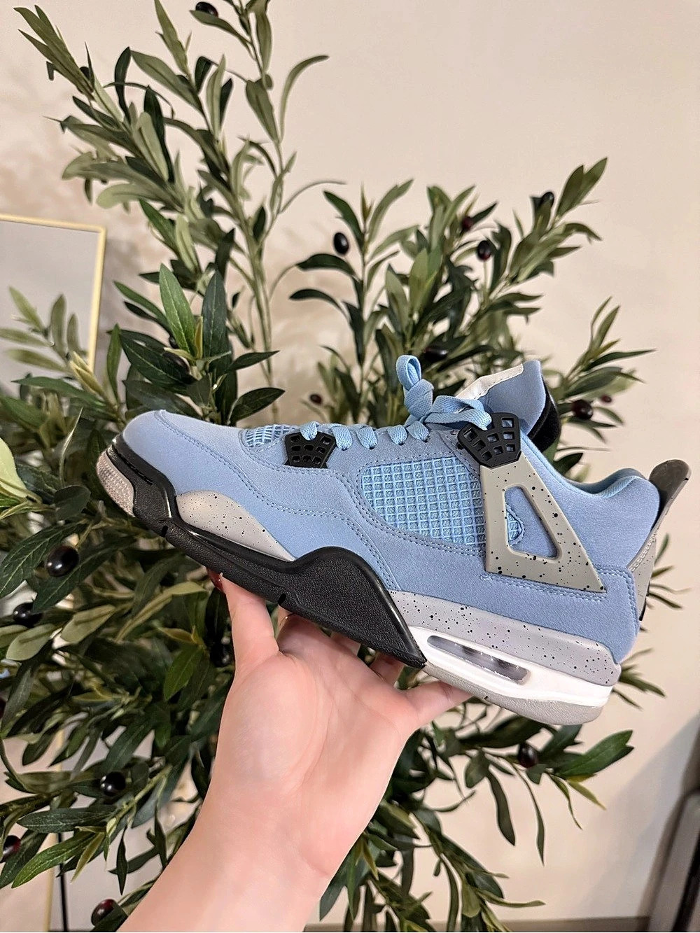 Jordan Air Jordan 4 Retro University Blue Sneakers Blue & Gray